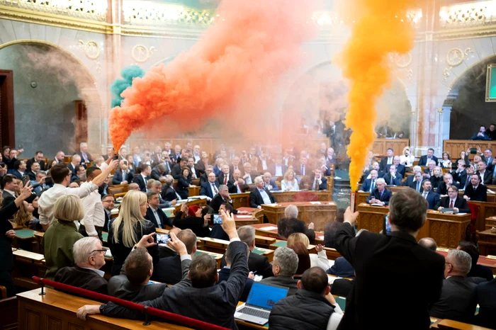 Fumigene aprinse în Parlamentul Ungariei, în semn de protest Foto EPA -EFE