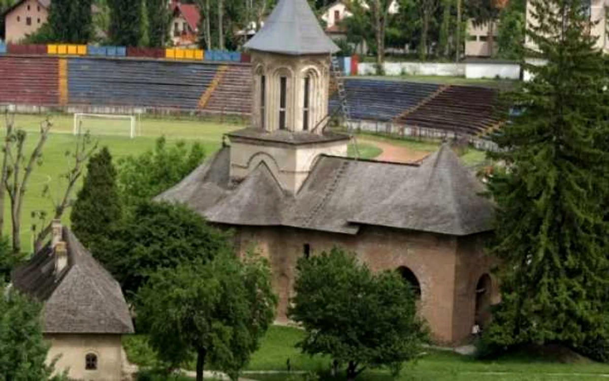 Sf. Vineri slujea de paraclis vechiului palat domnesc, fiind una dintre puţinele biserici de zid din acea vreme ridicate la Târgovişte