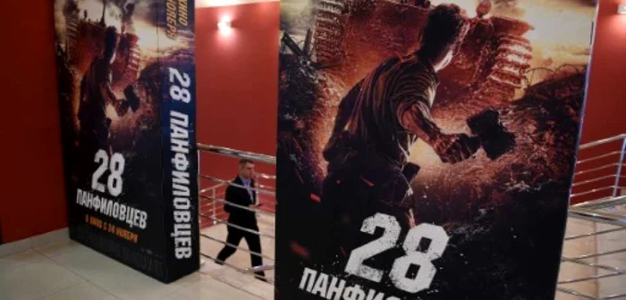 Un afiş cu filmul „Cei 28 ai lui Panfilov“ dintr-un cinematograf din Moscova FOTO Natalia Kolesnikova/AFP