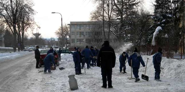 Deţinuţii au ajutat la înlăturarea zăpezii