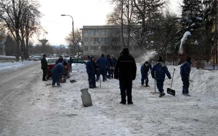 Deţinuţii au ajutat la înlăturarea zăpezii