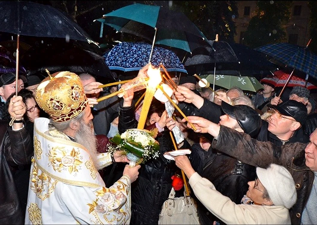 IPS Teofan a împărţit lumina credincioşilor prezenţi
