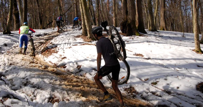 În cursa lor, cicliştii s-au luptat două ore cu noroiul