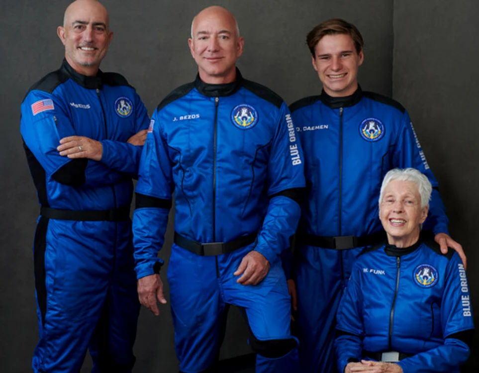 
    Echipajul zborului Blue Origin a scris istorieSursa foto: CNN  