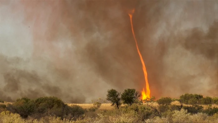 
    În Australia tornadele sunt însoțite atât de apă, cât și de foc foto: huffingtonpost.co.uk  