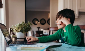 Copil care face teme cu ajutorul AI Inteligentei Artificiale FOTO Getty Images jpg