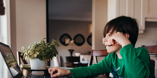 Copil care face teme cu ajutorul AI Inteligentei Artificiale FOTO Getty Images jpg