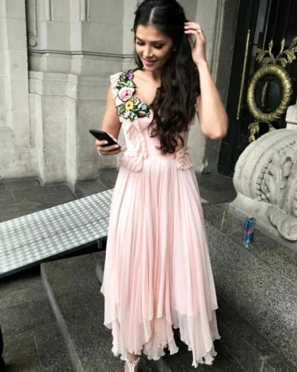 Așa a fost îmbrăcată Alina în ziua cununiei religioase de acum doi ani, ea fiind pregătită, de fapt, pentru botezul uneia dintre fiicele sale, la momentul respectiv