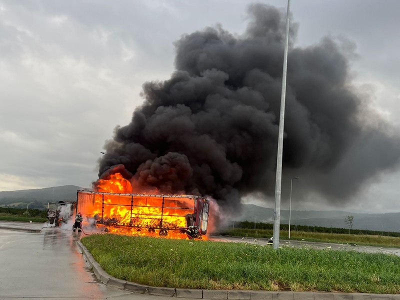 TIR în flăcări, la ieșirea de pe A1 spre Valea Oltului. Alte două evenimente s-au produs la scurt timp VIDEO