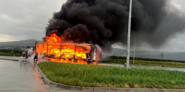 TIR în flăcări într-o parcare din Boița Sibiu la ieșirea de pe A1 pe DN7 Foto ISU Sibiu
