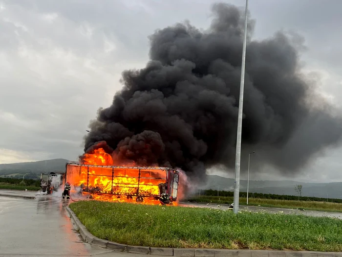 TIR în flăcări într-o parcare din Boița Sibiu la ieșirea de pe A1 pe DN7 Foto ISU Sibiu