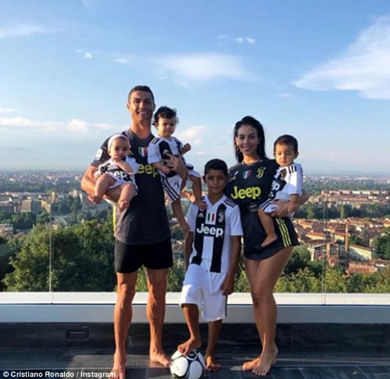 Ronaldo şi membrii familiei sale, purtând echipamentul celor de la Juventus 