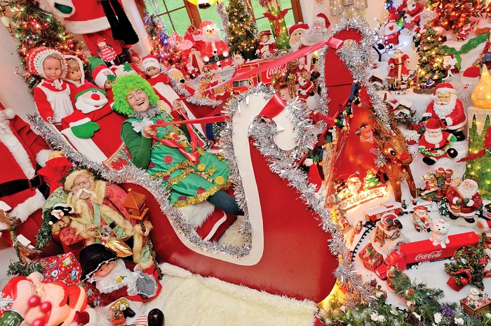 În living şi-a pus o sanie de 2 metri cu păpuşi