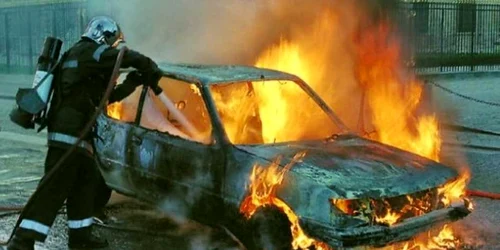 Pompierii au stins un incendiu izbucnit la o maşină din Chiştag 