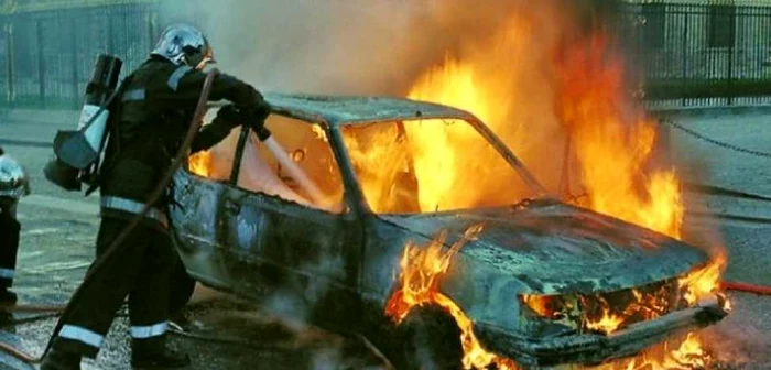 Mașina condusă de șoferul din Bacău a luat foc în trafic FOTO arhivă Adevărul