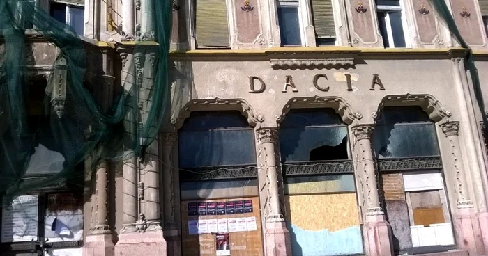 Altădată o bijuterie arhitectonică, Hotelul Dacia este momentan într-o stare avansată de degradare. FOTO - Nicu Ghişan