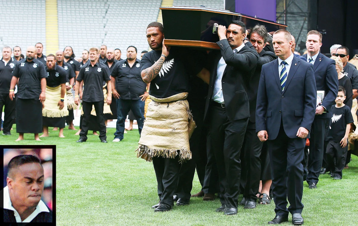 Foştii coechipieri au purtat pe umeri sicriul pe gazonul stadionului „Eden Park” din AucklandFoto: Guliver/GettyImages