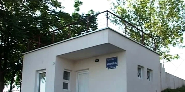 Râmnicenii vor avea cea mai scumpă toaletă publică din România. Grupul sanitar costă cât un apartament la cheie