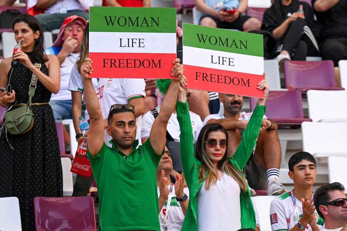 Protestele iranienilor au ajuns și pe stadioanele Mondialului din Qatar.