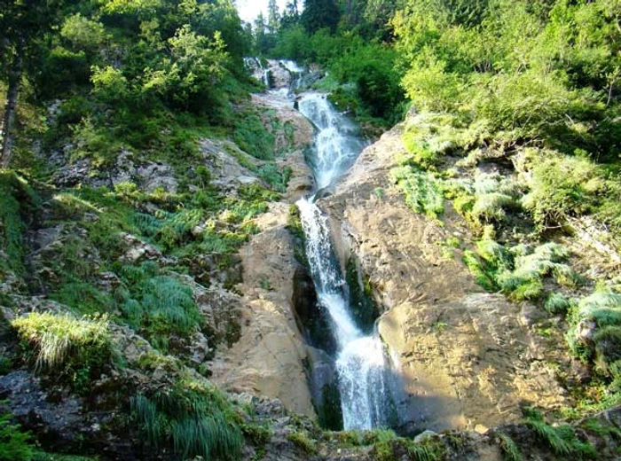 Cascada Cailor este situată la altitudinea de 1300 m, iar căderea de apă este de 90 metri