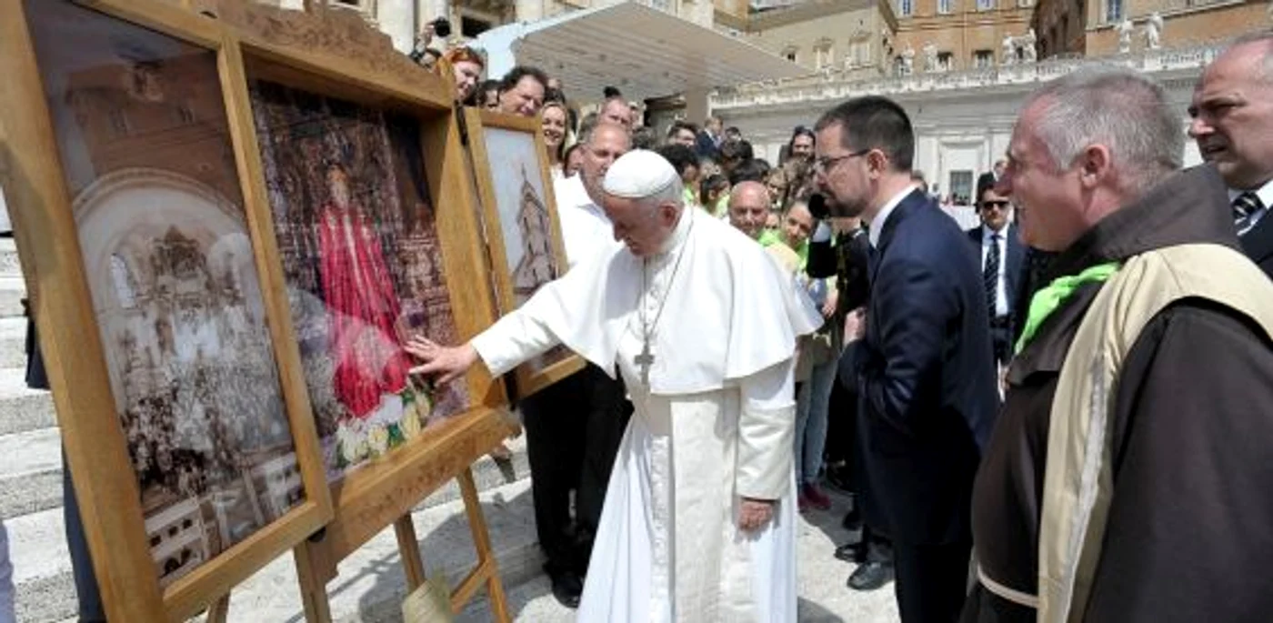 O fereastră tradiţională transilvană a fost dăruită papei. FOTO: vaticannews.va