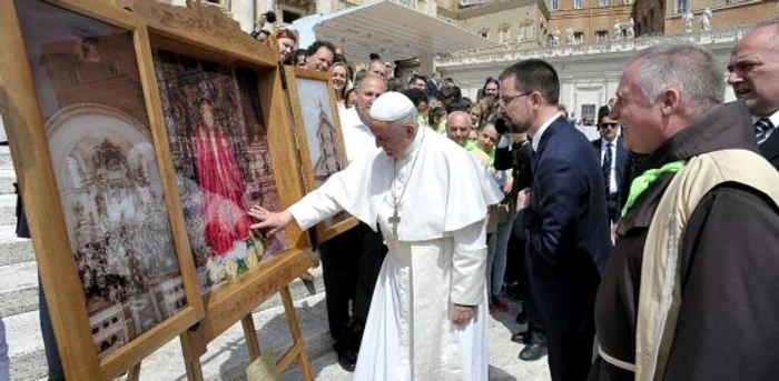 O fereastră tradiţională transilvană a fost dăruită papei. FOTO: vaticannews.va