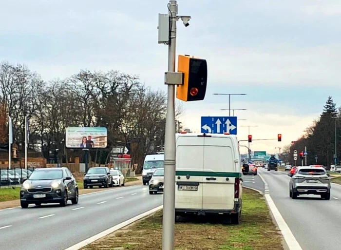 Şoferi în război cu un radar care dă 8.000 de amenzi pe lună. Aparatul a fost vandalizat pentru a treia oară