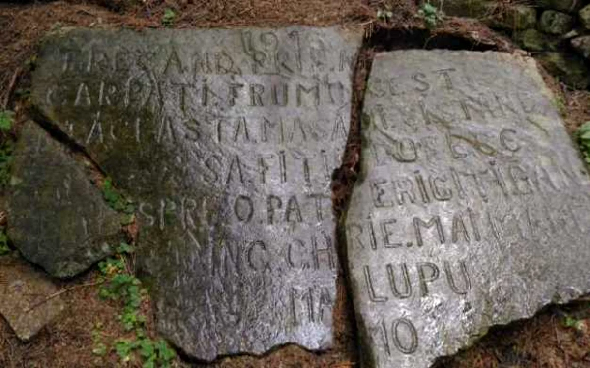 Piatra sculptată există şi azi