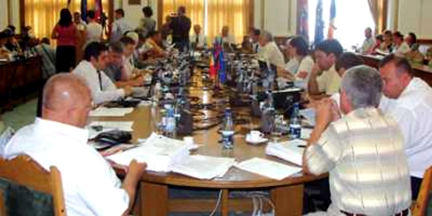 Consilierii locali au aprobat ieri modificarea organigramei municipalităţii