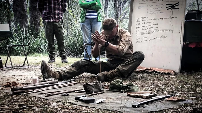 Să facă focul  folosind lemnele şi  vegetaţia uscată