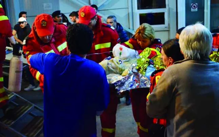 Autorităţile au încercat să-i menţină în viaţă pe cei scoşi din incediul de la Colectiv.