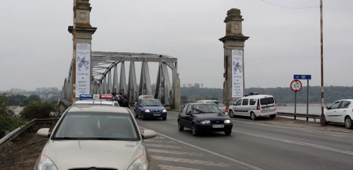 Imagine cu Podul peste râul Olt de la Slatina, loc unde şi anul acesta va fi pusă vama oltenească