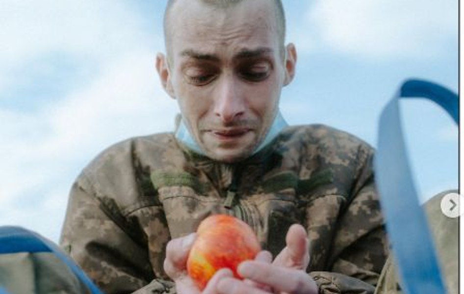 Imaginea crudă a războiului. Un soldat ucrainean scăpat din prizonierat plânge pentru mărul primit. „Îl ține în mâini ca și cum ar fi făcut din aur“