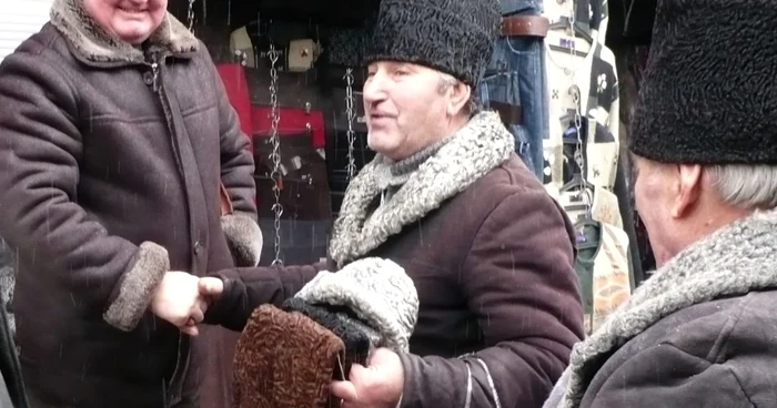 Ion Grămadă (centru) şi-a făcut mulţi prieteni de când vinde căciuli în Bazar