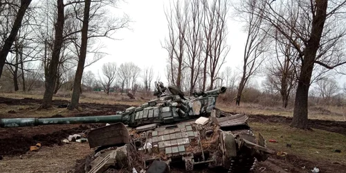 Tanc rusesc distrus in apropiere de Cernihiv FOTO lb.ua