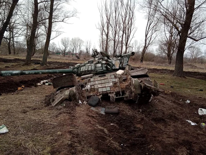 Tanc rusesc distrus in apropiere de Cernihiv FOTO lb.ua