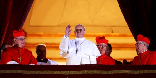 Papa Francisc la balcon