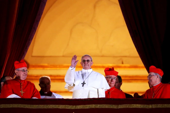 Papa Francisc la balconul bazilicii Sfantul Petru din Roma salutand multimea