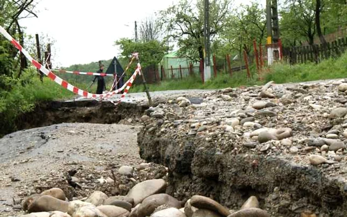 Jumătate din comuna Râul Alb riscă să rămână izolată