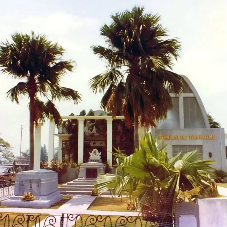 Unele locuri de veci din „Beverly Hills-ul morţilor”, cum a fost denumit cimitirul privat chinez din Manila, sunt folosite pe post de locuinţe permanente de membrii familiei răposaţilor. FOTO messynessychic.com
