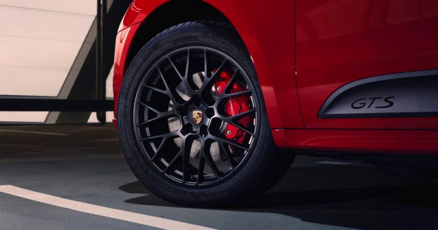 Mașină roție marca Porsche
