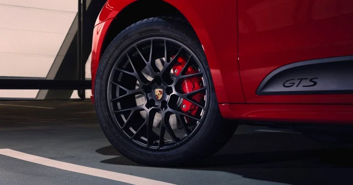 Mașină roție marca Porsche