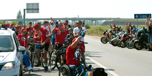 Vasile Stoica a fost însoţit câţiva kilometri de o sută de biciclişti Foto