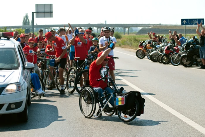 Vasile Stoica a fost însoţit câţiva kilometri de o sută de biciclişti şi motociclişti Foto: redesteptarea.ro