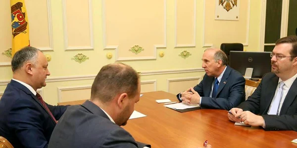 James pettit si igor dodon presedinte.md