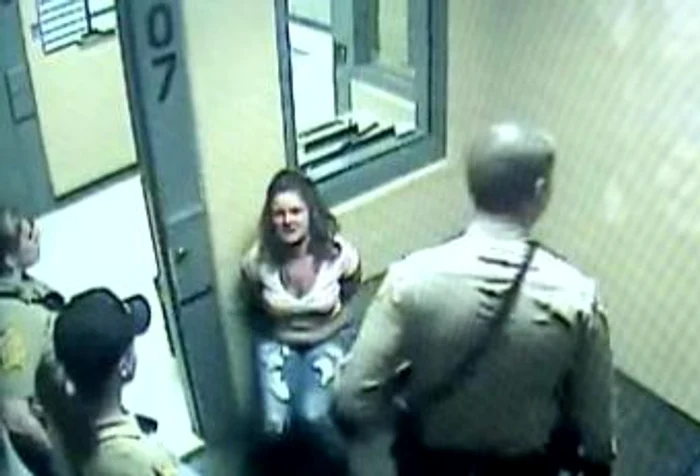 
    Tabitha Gentry a fost lăsată în celulă timp de şapte oreTânăra de 31 de ani a fost dezbrăcată şi aruncată în celulă  