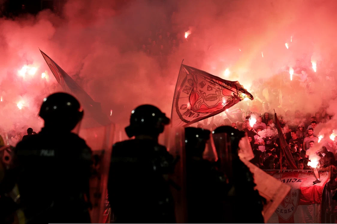 
    Fanii celor două formații din Belgrad au venit cu torțe și fumigeneFoto: EPA-EFE  
