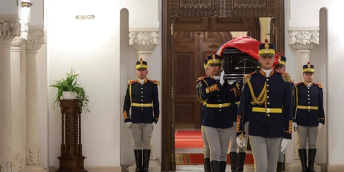 Sicriul cu trupul neînsuflețit al fostului președinte Ion Iliescu a fost depus la Palatul Cotroceni. FOTO Inquam Photos / Octav Ganea