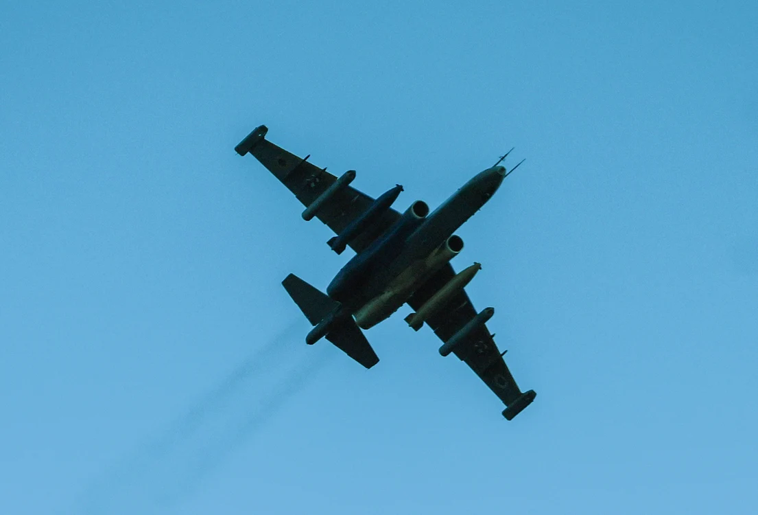 Avion ucrainean de atac Su-25 zboară la joasă înălțime în apropiere de Donețk FOTO EPA-EFE