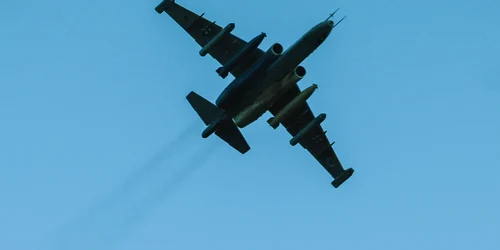 Avion ucrainean de atac Su-25  zboară la joasă înălțime în apropiere de frontul din Donețk FOTO EPA-EFE